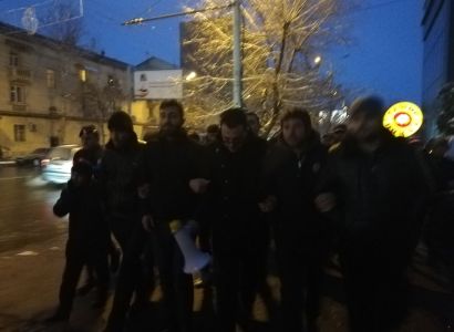 Մանվել Գրիգորյանի գործով նիստը հետաձգվեց. ցուցարարները շարժվում են Արշակունյաց պողոտայով