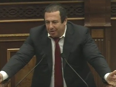18 տարեկան զինվորը չպետք է առաջին գծում լինի, այդտեղ պետք է կանգնեն պայմանագրային ծառայողները. Ծառուկյան