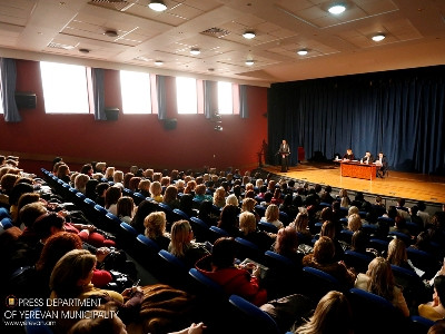 Mayor of Yerevan meets with directors of kindergartens