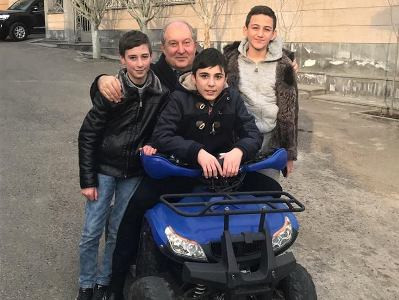 Armenia president spends Sunday with kids