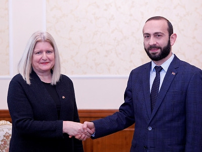 Ararat Mirzoyan receives Ambassador of United Kingdom in Armenia