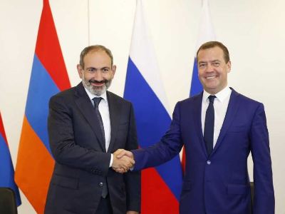 Pashinyan talks to Medvedev
