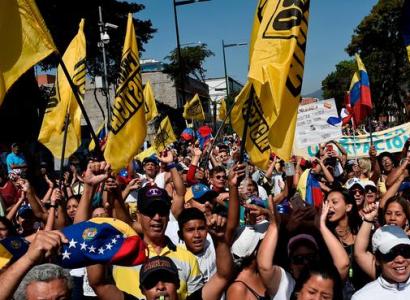 Thousands in Venezuela take to streets in separate support of Maduro, Guaidó