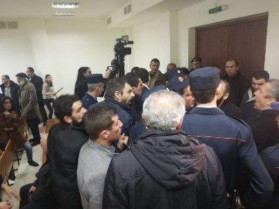 «Սասնա ծռերի» աջակիցները հրաժարվում են կատարել դատարանի որոշումը. Նիստերի դահլիճում լարված է (ֆոտո)