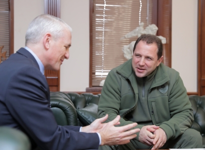 Defense Minister receives UN resident coordinator in Armenia