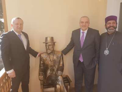 Հովհաննես Թումանյանի թբիլիսյան տանը բացվել է մեծ հայորդու արձանը (ֆոտո)