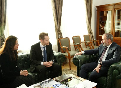 Nikol Pashinyan receives Nicolas Aznavour