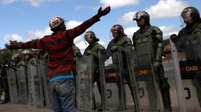 2 killed as Venezuela troops open fire on Guaido’s backers on border