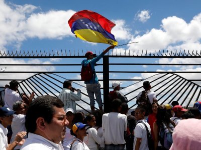 At least 4 dead in Venezuela border standoff