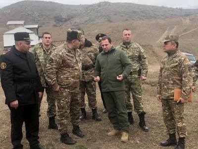 Armenian Defense Minister visits border (PHOTO)