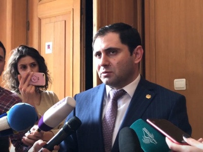 Why is Armenia government structure change bill submission to parliament being delayed?