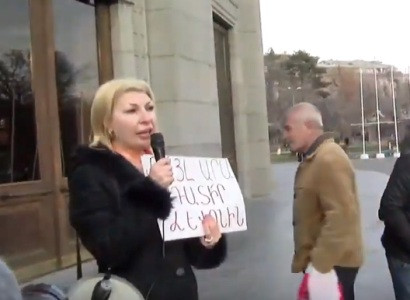Ани Захарян пришла на площадь Свободы в Ереване с плакатом «Сделай шаг, осуди Левона»