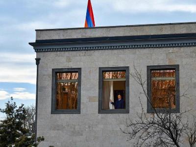 Armenia President holds last work day at current address