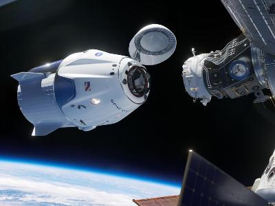Crew Dragon с манекеном на борту впервые пристыковался к МКС