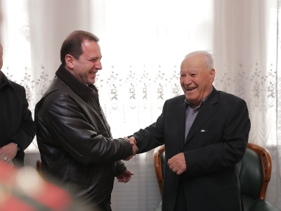 Defense minister visits Armenia National Hero Vazgen Sargsyan's family (photo)