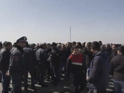 Հիմա Սաշիկը չկա, կառավարությունն ասում է՝ 50–ը դուք տվեք, 50-ը՝ մենք. Գրիբոյեդովի բնակիչները փակել են ճանապարհը (ֆոտո)