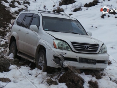 Կոտայքում Lexus-ը բախվել է երկաթե արգելապատնեշներին եւ 250 մետր առաջ ընթանալով՝ հայտնվել ձորում (ֆոտո)