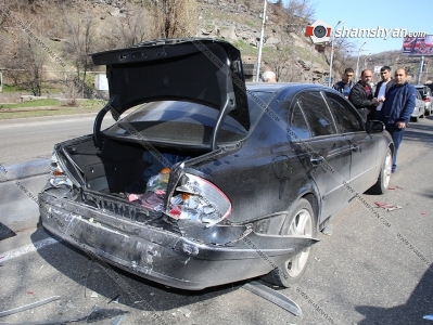 Մյասնիկյան պղողոտայում, «Քրեյզի» գիշերային ակումբի դիմաց, բախվել են Range Rover-ը, Mercedes-ը, Nissan-ն ու Opel-ը (ֆոտո)