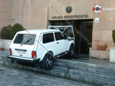Երեւանի քաղաքապետարանի մուտքի մոտ Niva-ով բարձրացած քաղաքացին տեղափոխվել է հոգեբուժարան (ֆոտո)