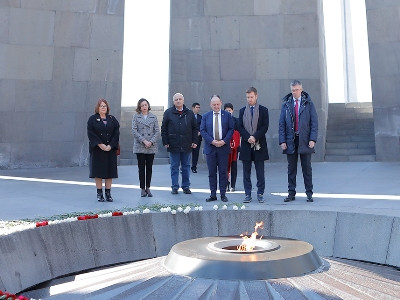 Sweden legislature deputy speaker pays tribute at Armenian Genocide Memorial in Yerevan