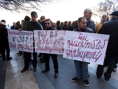 «Ոչ գազավորված ըմպելիքների թանկացմանը». Ակցիա կառավարության դիմաց (ֆոտո)