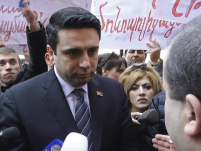 Ցուցարարների հետ հանդիպեց Ալեն Սիմոնյանը, խոստացավ խնդիրը քննարկել քաղաքական թիմի հետ