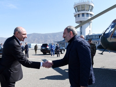 Փաշինյանը Աննա Հակոբյանի հետ ժամանել է Արցախ. դիմավորել է Բակո Սահակյանը (ֆոտո)