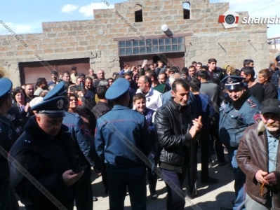 Զարթոնք գյուղի բնակիչները պահանջում են 23 տարվա գյուղապետի հրաժարականը. Գյուղ են ժամանել ոստիկաններ