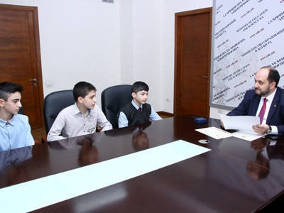 Արայիկ Հարությունյանը պարգեւատրել է Լոռիում ավտովթարից տուժածներին  1-ին օգնություն ցուցաբերած աշակերտներին