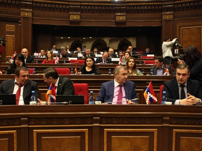 «Բարգավաճ Հայաստանից» պատգամավորները խորհրդարանի նիստերի դահլիճ մտան Ղարաբաղի դրոշներով