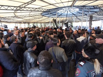 «Պետք է հասկանանք, թե ինչ են ուզում մեզնից». Օպերայի մոտ սրճարանների ապամոնտաժումը ժամանակավորապես դադարեցվեց (ֆոտո)