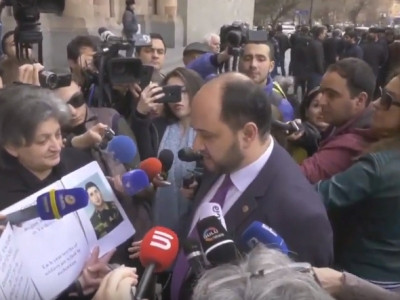 Մինչեւ հին համակարգը դուրս չգա, մեր գործերը չեն բացահայտվի․ սեւազգեստ մայրերը՝ Արայիկ Հարությունյանին