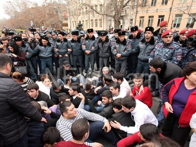 16 ցուցարար բերվել է ոստիկանություն․սրճարանների աշխատողները շարունակում են փակած պահել Թումանյան փողոցը