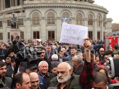 Ցուցարարները վերադարձան Ազատության հրապարակ․ սրճարանները տրակտորով քանդում են (ֆոտո)