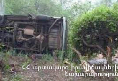 Ապարան-Քուչակ ճանապարհին Toyota Camry-ն դուրս է եկել երթևեկելի հատվածից և հայտնվել դաշտում