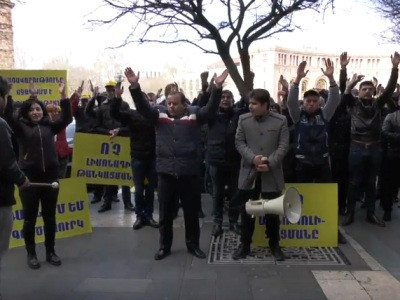 «Մեր ոլորտը մահանալու է». Գազավորված ըմպելիքների դեմ բողոքողները կառավարության դիմաց «դըմփ-դըմփ-հու» արեցին