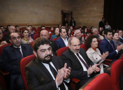 Փաշինյանն ու Աննա Հակոբյանը դիտել են «44 աստիճանի վրա» ներկայացումը