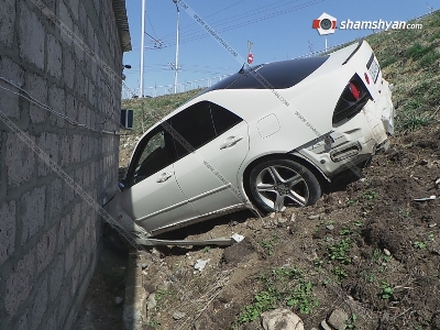 Երեւանում Toyota Altezza-ն բախվել է կամրջի երկաթե ճաղավանդակներին, ապա շինության պատին (ֆոտո)