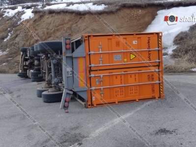 Լոռիում Վրաստանի 56-ամյա քաղաքացին մեծ բեռնատարով շրջվել է, ճանապարհը մասամբ փակվել է (ֆոտո)