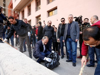 Armenia Premier joins nationwide Saturday volunteer labor