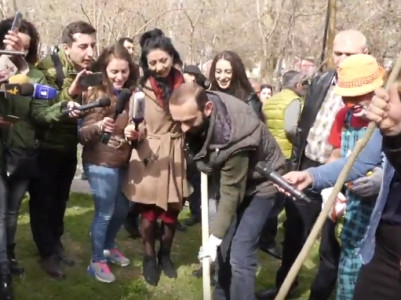 Սուրճով ու քաղցրավենիքով. պատգամավորները մաքրություն արեցին Օղակաձև այգում (ֆոտոռեպորտաժ)