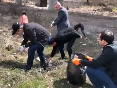 Saturday volunteer labor day: Armenia PM, family clean up Yerevan-Sevan motorway roadside