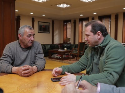 Defense Minister receives father of Armenia citizen whom Azerbaijan sentenced to 20 years in prison