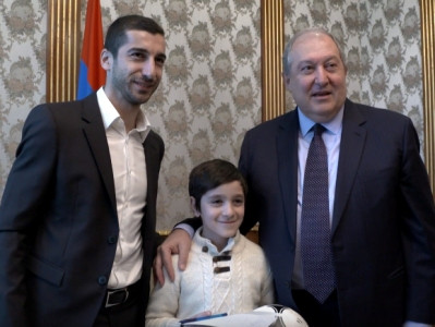 Armenia President hosts little Gyumri fan of Henrikh Mkhitaryan