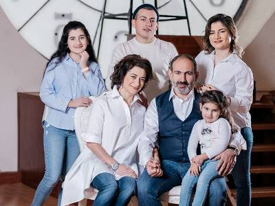 Փաշինյանն ընտանեկան լուսանկար է հրապարակել՝ կառավարության ժամացույցի ֆոնին