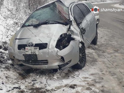 Խոշոր վթար Սյունիքում. 32-ամյա օպերատորը Toyota Vitz-ով բախվել է բետոնե պատնեշին. Կան վիրավորներ (ֆոտո)