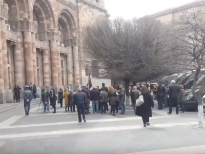 «Հարկատուներին փողոցում կանգնացրել՝ բոմժ են սարքել». 4–րդ օրն է Արմավիր–Երևան երթուղու վարորդները բողոքի ակցիա են անում