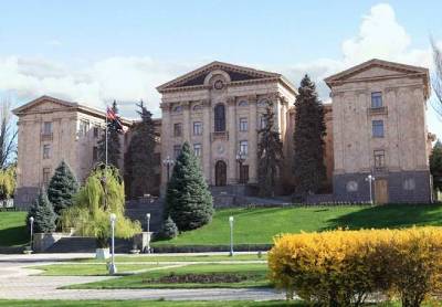 «Հրապարակ». «Իմ քայլի» տնտեսական մետրերը հավաքվել են «օֆ դը ռեկորդ». «Դե, Արսենն էլ քինախնդիր, խռովկան»