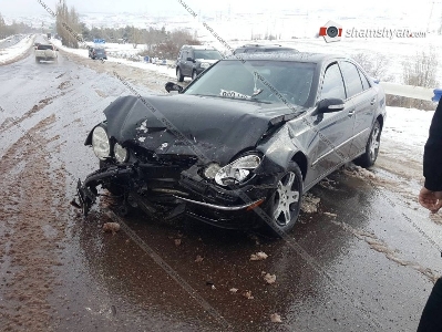 Կոտայքում ճակատ-ճակատի բախվել են Mercedes-ն ու Mazda-ն, վերջինս էլ բախվել է արգելապատնեշներին․ կա վիրավոր (ֆոտո)