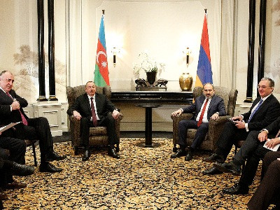 Փաշինյան-Ալիեւի հանդիպումը շարունակվում է ԱԳ նախարարների և համանախագահների մասնակցությամբ. խոսնակ